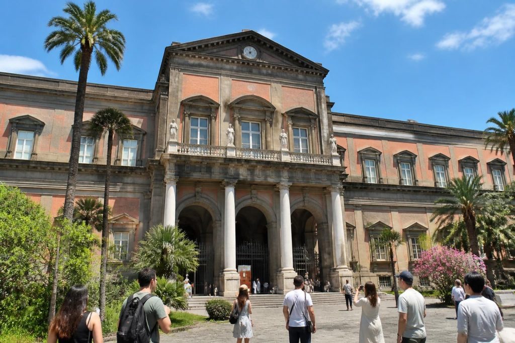 découvrez le musée archéologique national de naples : consultez les horaires d'ouverture, les tarifs d'entrée et les avis des visiteurs pour préparer votre visite.