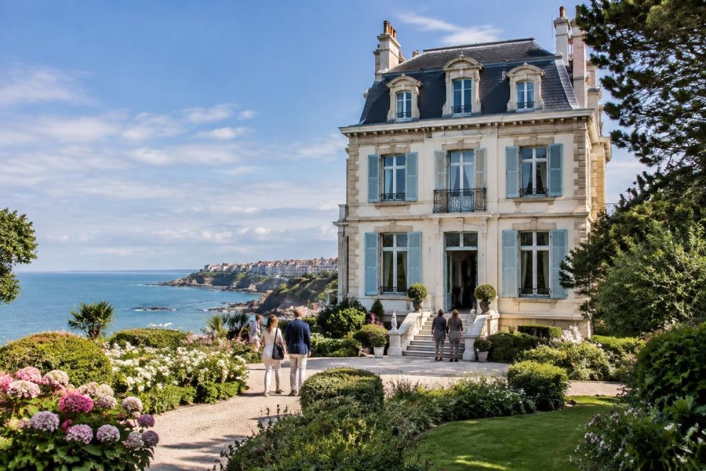 préparez votre visite au musée christian dior de granville : découvrez les tarifs, horaires, accès et informations pratiques pour profiter pleinement du lieu.